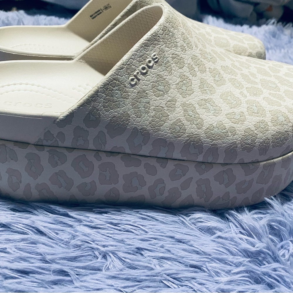 Chic Leopard Print Clogs - image 4